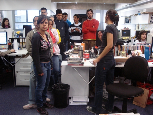 Ariane, repórter da Tpm, fala sobre a revista para os jovens da ONG Acorde