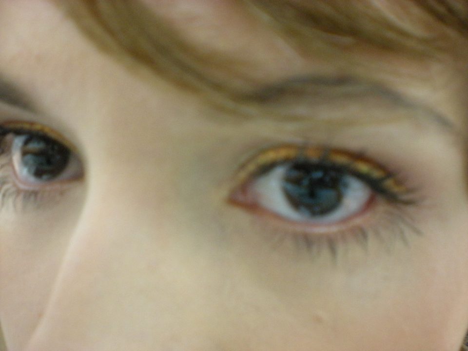 Detalhe no delineador dourado