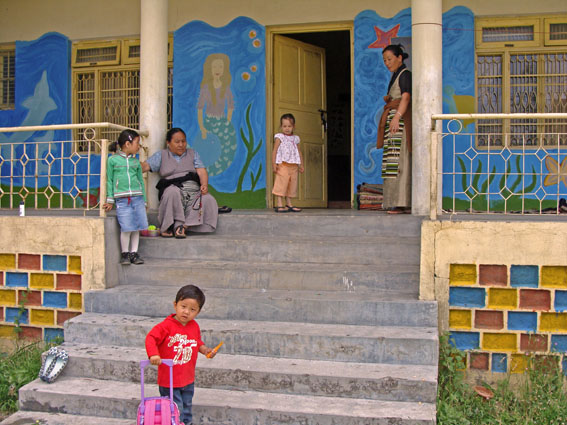Kindergarten para crianças tibetanas em Bir
