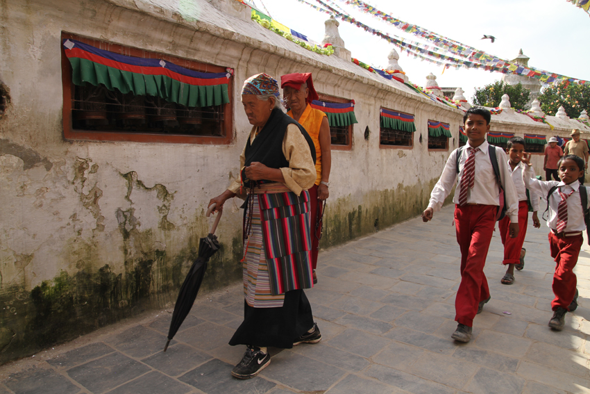 Bouddha é o bairro dos tibetanos refugiados no Nepal. As senhoras tibetanas circumbulam a estupa. Andar ao redor de monumentos no sentido horário é uma tradicional prática budista.