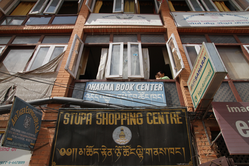 Tem tanta placa que é difícil achar um local específico.