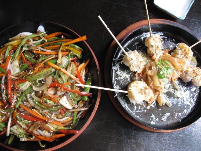 O wok de legumes e o mero frito