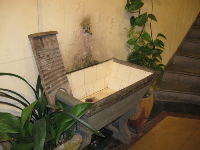 Imagina quantas vezes ele não voltou bêbado para casa e lavou o rosto neste tanque, né?