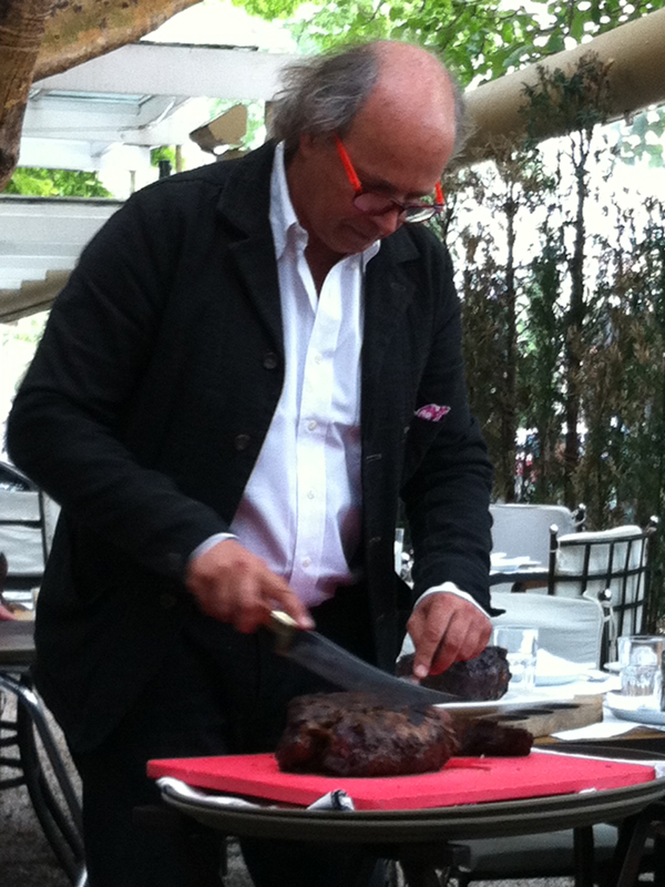 Francis Mallmann em ação no almoço para a imprensa