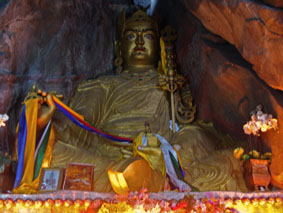Estátua do Guru Rinpoche na caverna principal