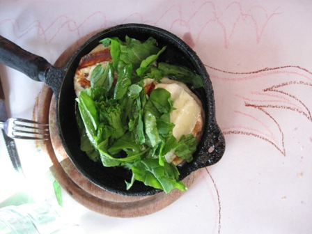 Provoleta de cabra com rúcula