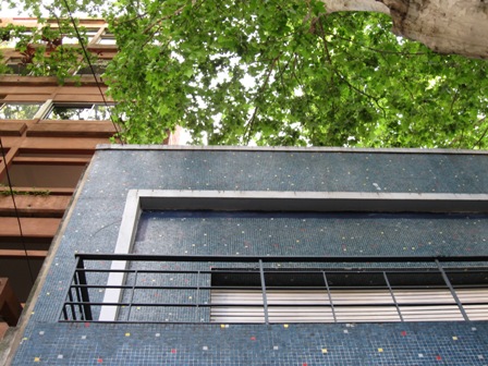 adornada por pastilhas