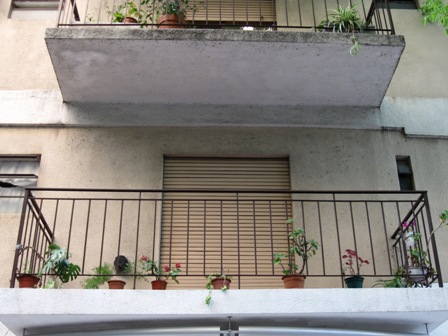 sóbria, reta, comum