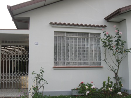 Uma das muitas casinhas com roseiras