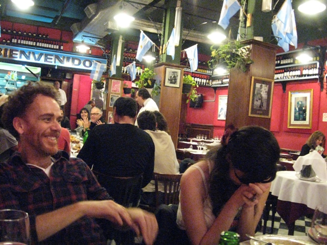 O Nando e eu rachando o bico no Lalo de Buenos Aires - restaurante no qual vale a pena ir lá