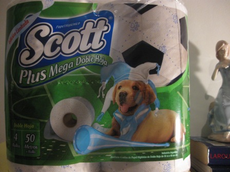 Até o cachorrinho do papel higiênico tá com uma corneta celeste y blanca