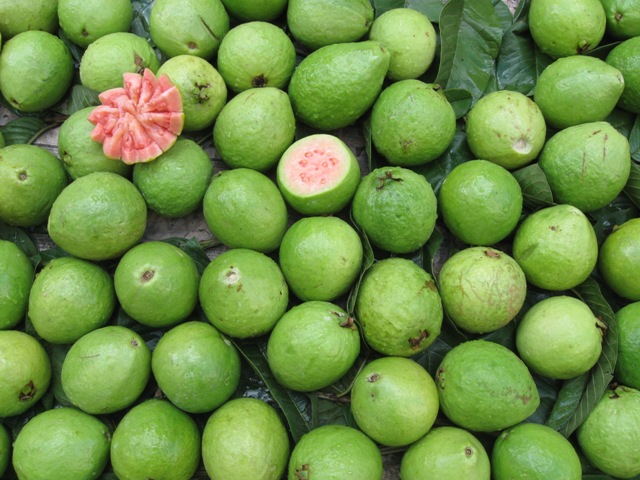 Que delícia é poder comer fruta no meio da rua!