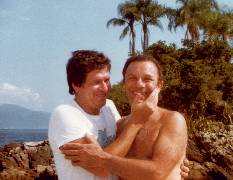 Joe na praia com Boni, seu melhor amigo brasileiro até hoje: “No começo houve muito choque entre nós, hoje somos irmãos”