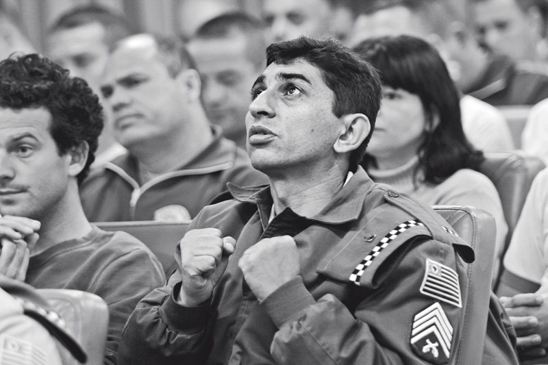 Soldado pede proteção ao Senhor em culto organizado pela polícia