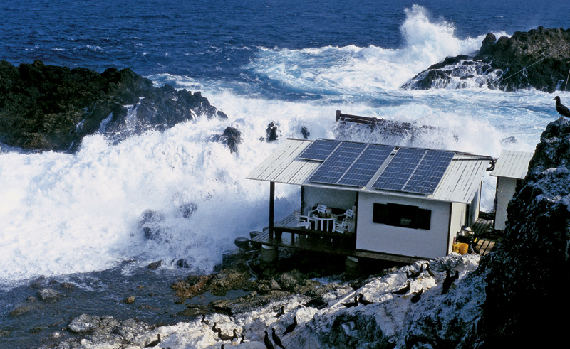Base de pesquisas brasileiras no arquipélago de São Pedro e São Paulo, projetada por Cristina para resistir às enormes ondas e aos terremotos