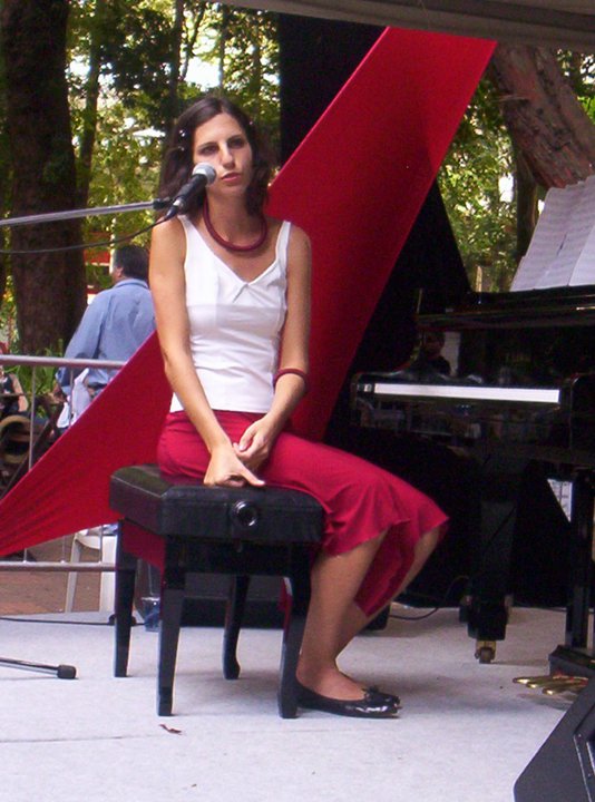 Julia Tygel em apresentação na Virada Cultural deste ano