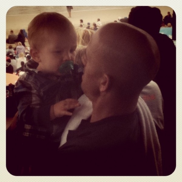 Kelly Slater com Axel, filho de Andy Irons