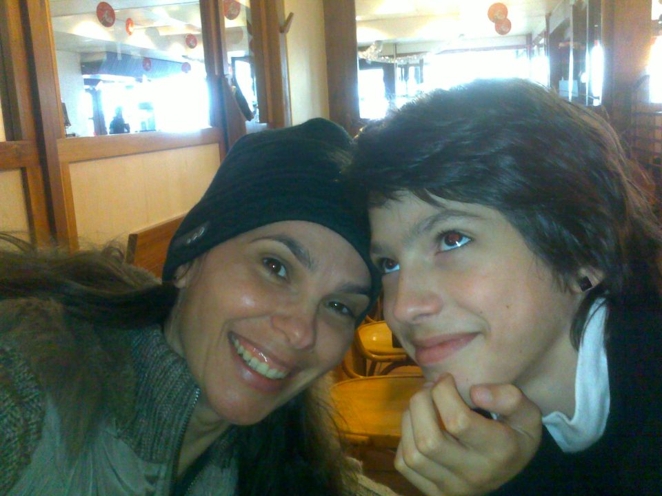 Kelma com filho, Pedro, na França: ela pretende ensinar a ele o mesmo prazer em cozinhar que aprendeu da mãe