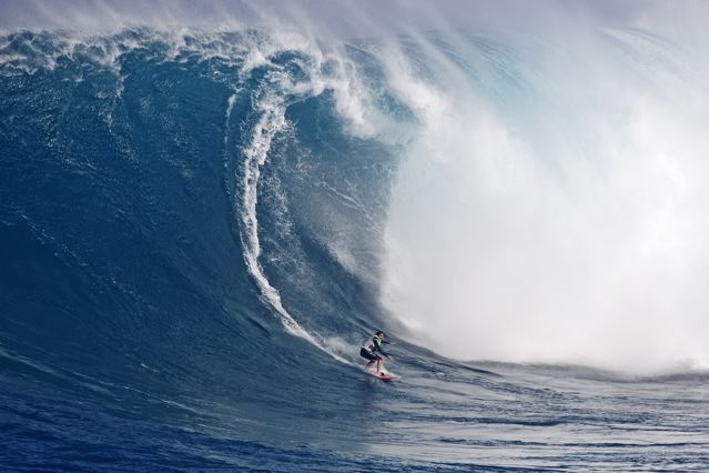 Maya Gabeira, tricampeã do Billabong XXL e a caminho do tetra, em Jaws, Maui, Havaí