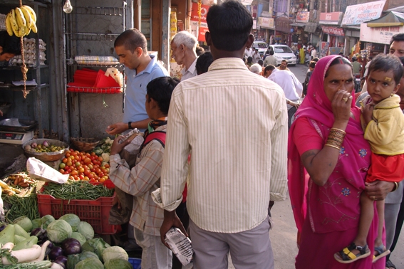 Mercado de verduras e legumes em Dharamsala