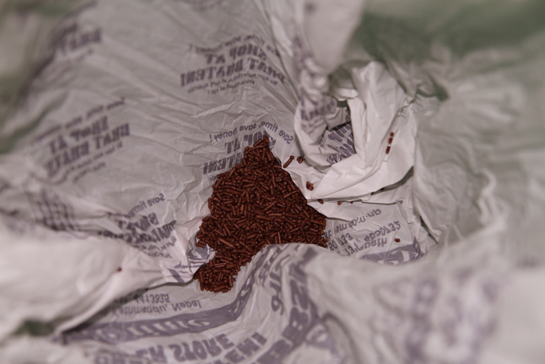 Achamos mais um monte de coisinhas pretas suspeitas no lixo .^^~-_- ooopsss!!!