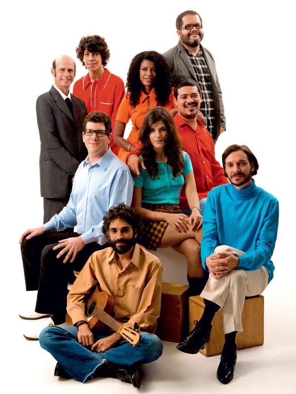 Na seleção dos Nove Novos da Trip em 2009, no sentido horário: Junio Barreto (de terno), Hélio Flanders, Thalma de Freitas, Rômulo Fróes, Ganjaman, Tatá Aeroplano, Catatau, Kassin e Céu