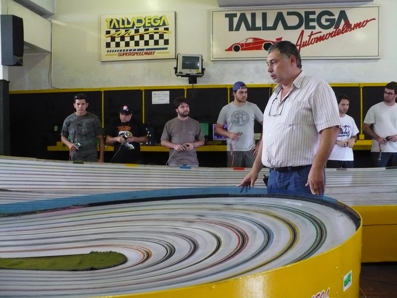 Pilotos e um recolocador durante a bateria