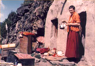 Tenzin Palmo na frente da caverna, há 4 mil metros de altura, onde fez retiro solitário por 12 anos.