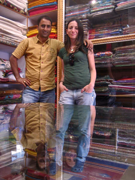 Hilal e eu na sua loja em Macleod Ganji