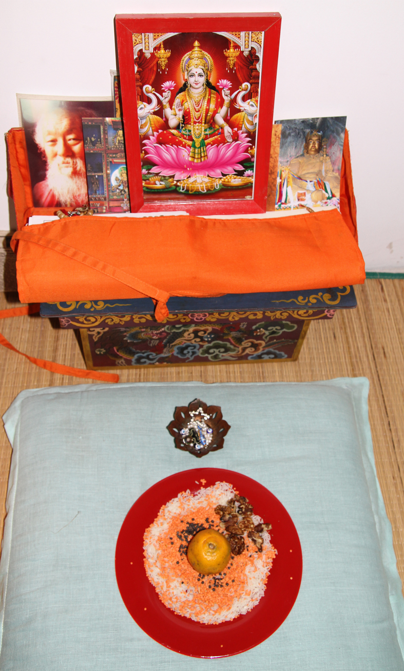 Puja para a deusa hindu da prosperidade Lakshime feito em casa por mim, pela Gra e pela Rikke