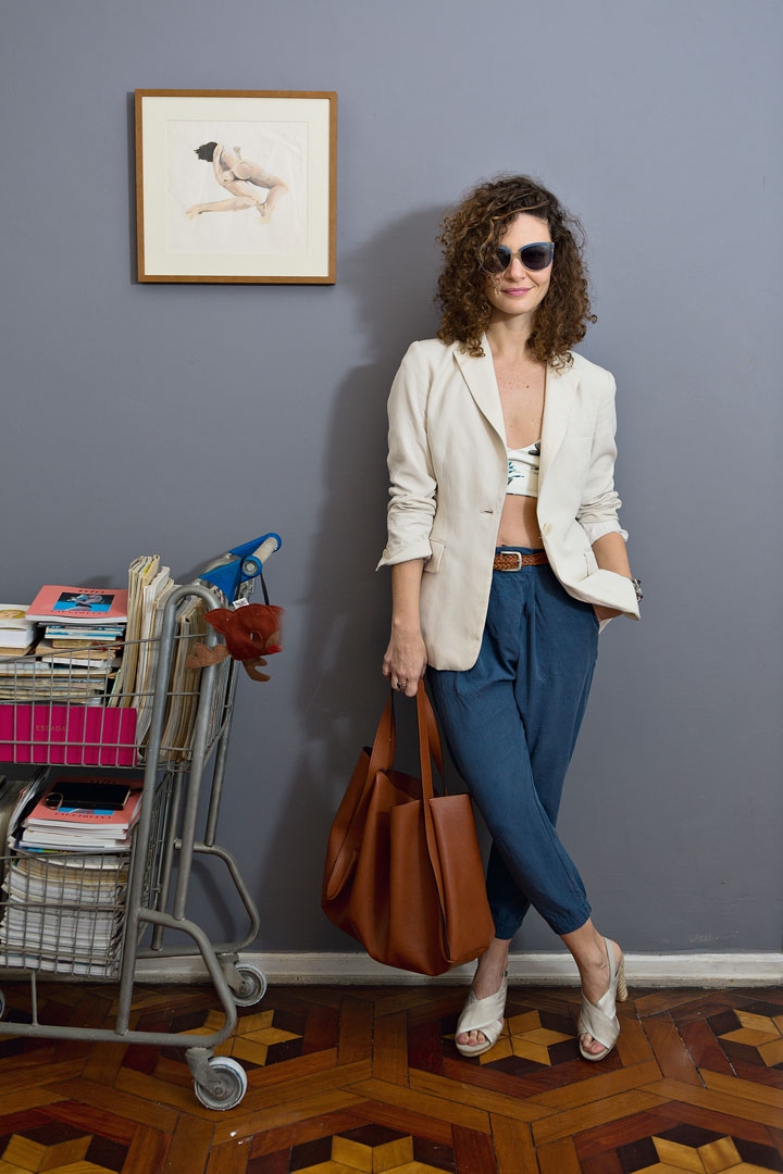 Calça Zara / Sandália Osklen / Top Wymann / Blazer Stella McCartney para C&A / Pulseira e cinto Feira de Ipanema / Bolsa Zara / Óculos azuis da feirinha Troedelmarkt Arkonaplatz, em Berlim