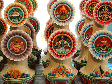 Tormas feitas de comida e decoradas com manteiga colorida.