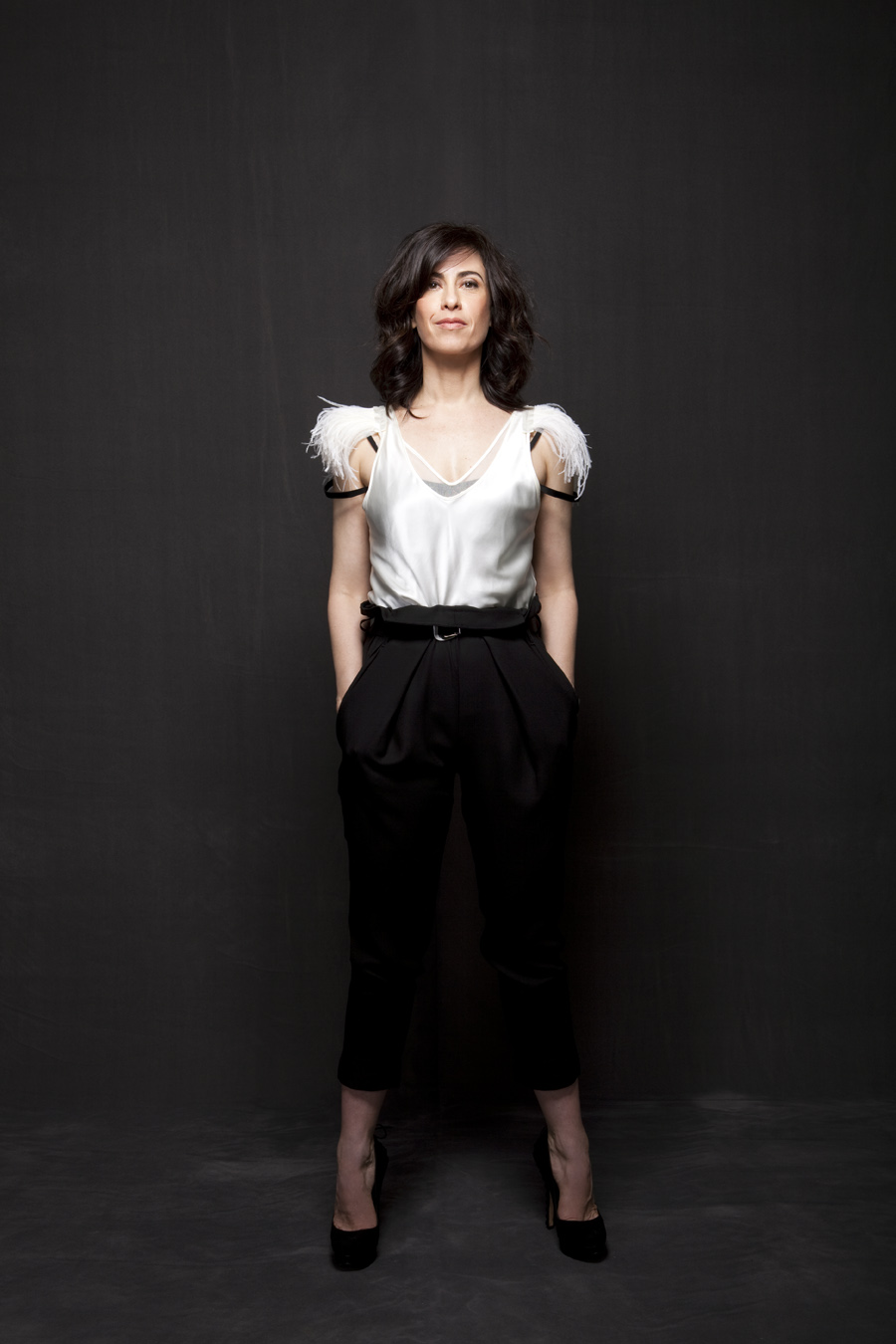 Fernanda veste: Blusa Glória Coelho, body American Apparel, sutiã Uni, calça Empório Armani, scarpin Schutz