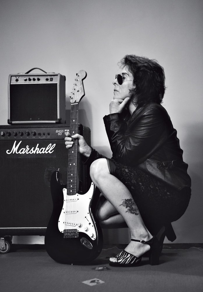 Kika em seu estúdio, o Hanoi Hanoi, no Rio de Janeiro, em ensaio para a Tpm