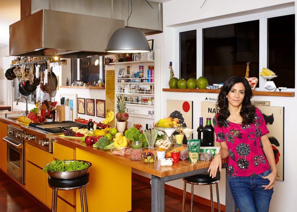 A semana de Marina teve suco verde, muita água de coco e um jantar com amigos que a fez comer bem mais que o normal. Ao fim do período, como era feriado e ela estava na praia, o cardápio variou de frutas à clássica espiga de milho (“jamais em potinhos, que só servem pra gerar mais lixo”). Algumas refeições foram regadas a vinho, que ninguém é de ferro
