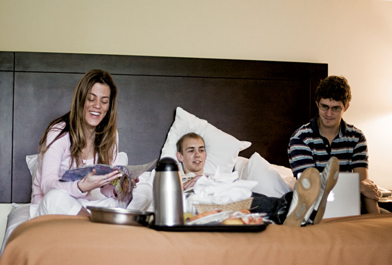 Café-da-manhã com seus amigos jogadores: Stephen, 19, e Matt, 20