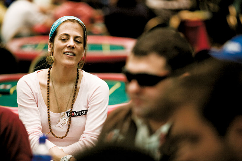 Espiando o namorado jogar. Se ele vencer, ela leva 10%, e vice-versa