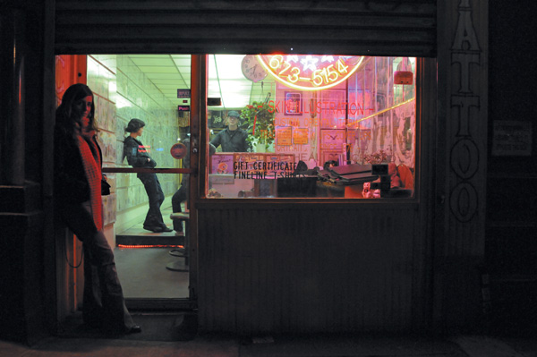 Descanso ao lado da East Village Radio, rádio pública do bairro