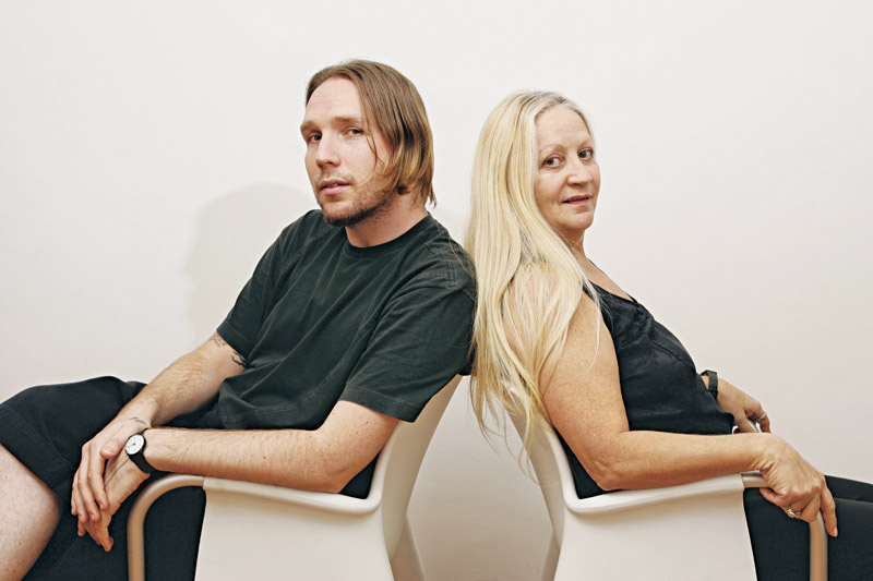 Com o filho estilista, antes do corte de cabelo