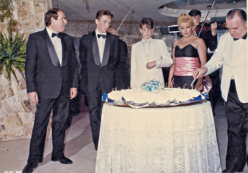 Alexandre, o pai e a mãe no bar mitzvah de Artur, em 1988
