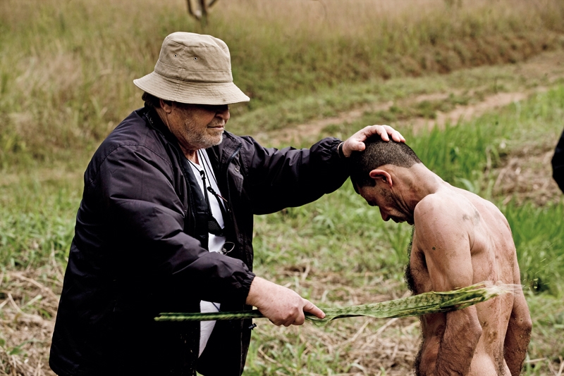 Rogério toma chibatadas de Walter com talos de espada-de-são-jorge no ritual