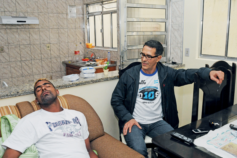 Zina, vamos lá no campo dar uma volta? Vô não. Não, vamu aqui mesmo. Zzzzzz.