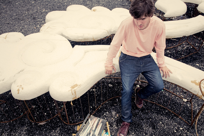 Alex camiseta Ellus R$ 160 + calça Osklen R$ 397 + tênis Marc Ecko R$229