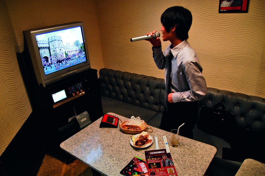 O programador Kei, 24 anos, almoça e canta sozinho