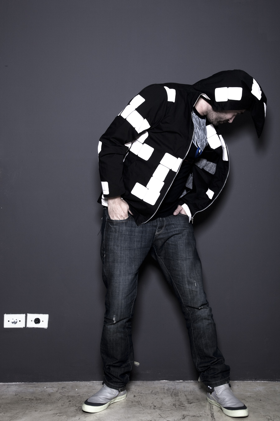 Felipe Hellmeister; jaqueta Chiclets by Ronaldo Fraga R$ 165 + camiseta Chiclets by Ronaldo Fraga R$ 75 + calça acervo pessoal + tênis Redley R$ 298