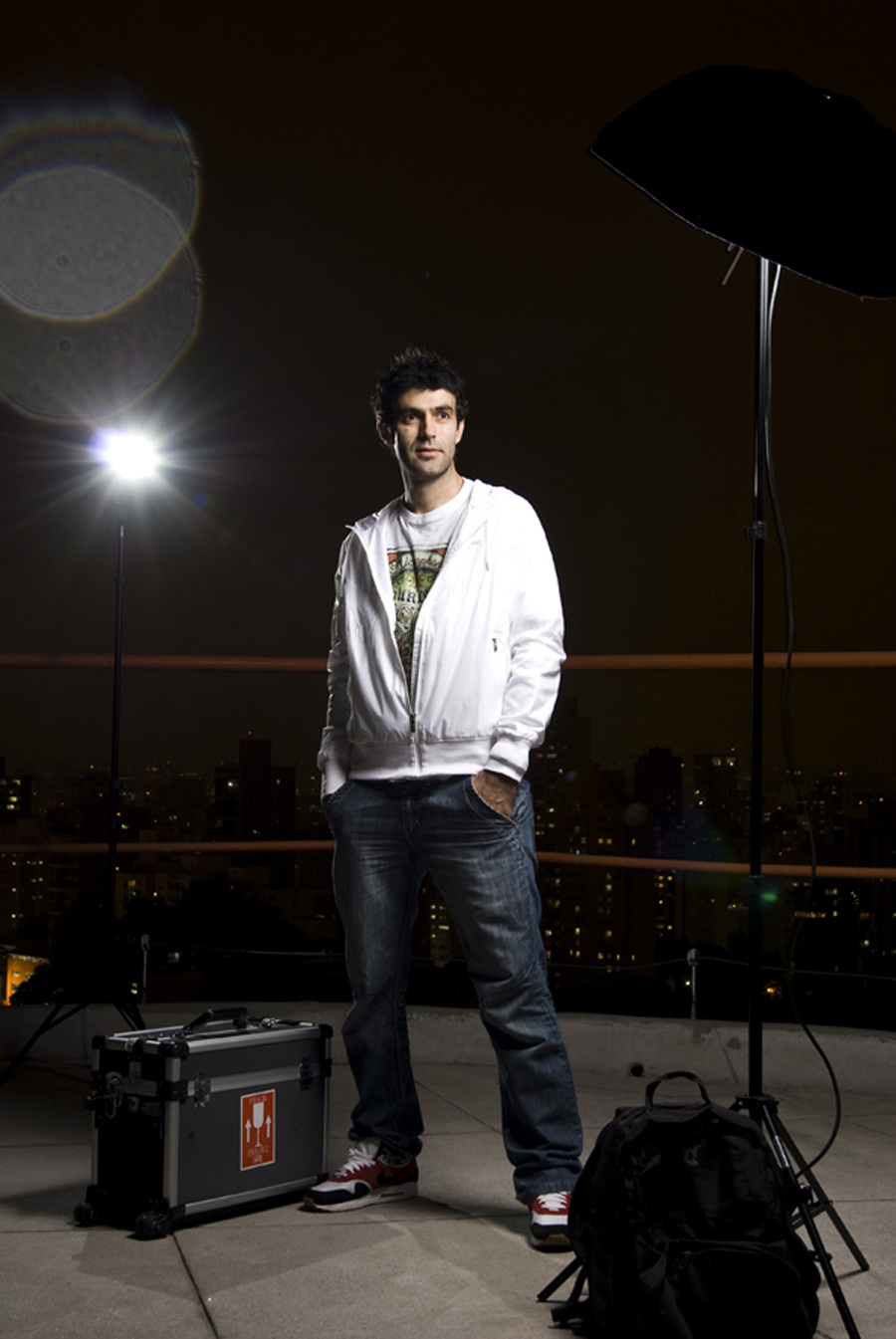 Marcelo Naddeo; camiseta Hurley R$ 130 + jaqueta Nike R$ 229,90 + calça acervo pessoal + tênis Nike R$ 349,90