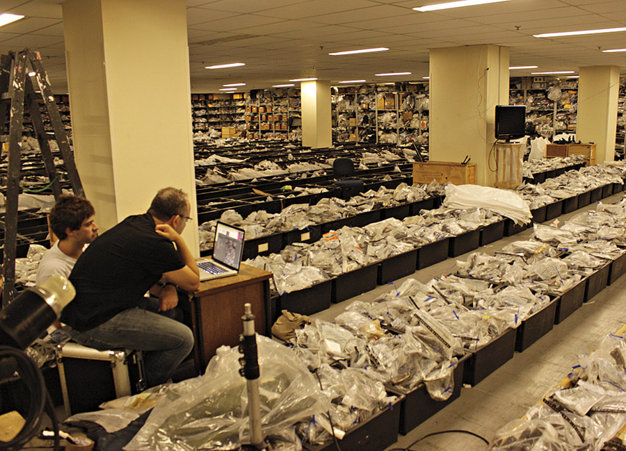 Nesta, o fotógrafo observa o material apreendido