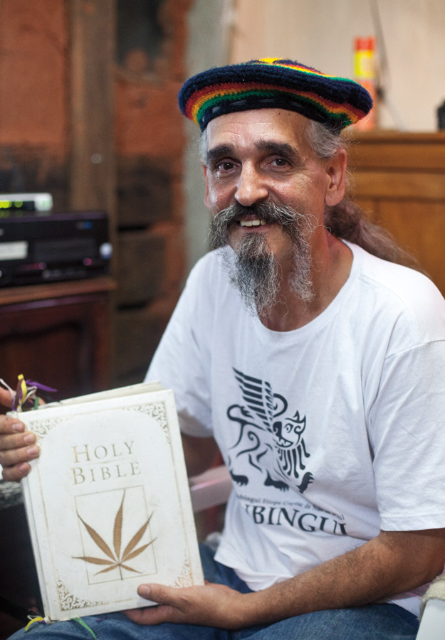 Ras Geraldinho com sua Bíblia customizada