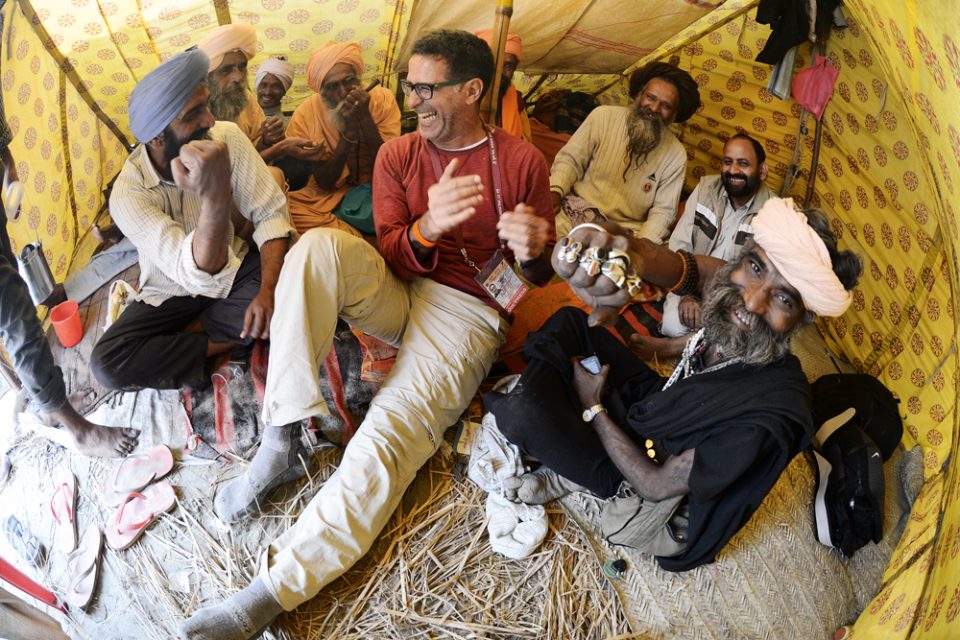 Arthur com amigos no festival Khumba Mela, na cidade de Allahabad