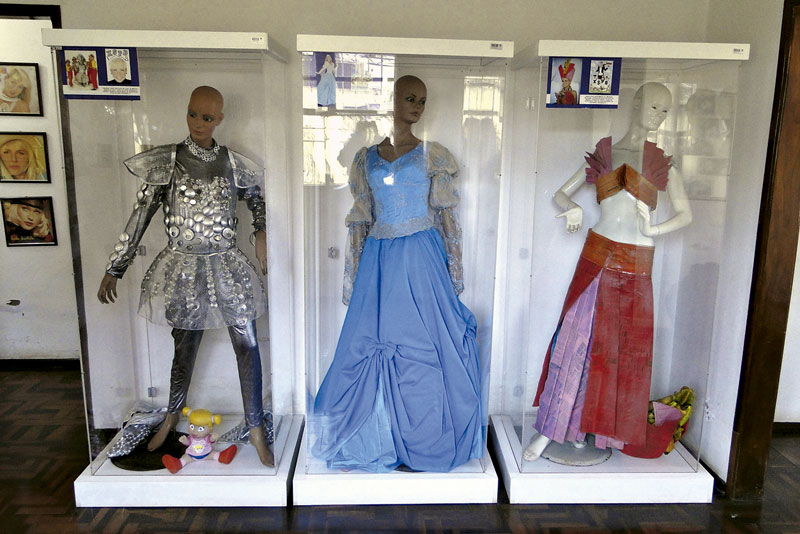 Manequins sem cabeleira platinada: um retrato do Memorial